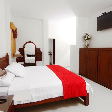 Hotel Versailles Internacional Гуаякуил Екстериор снимка