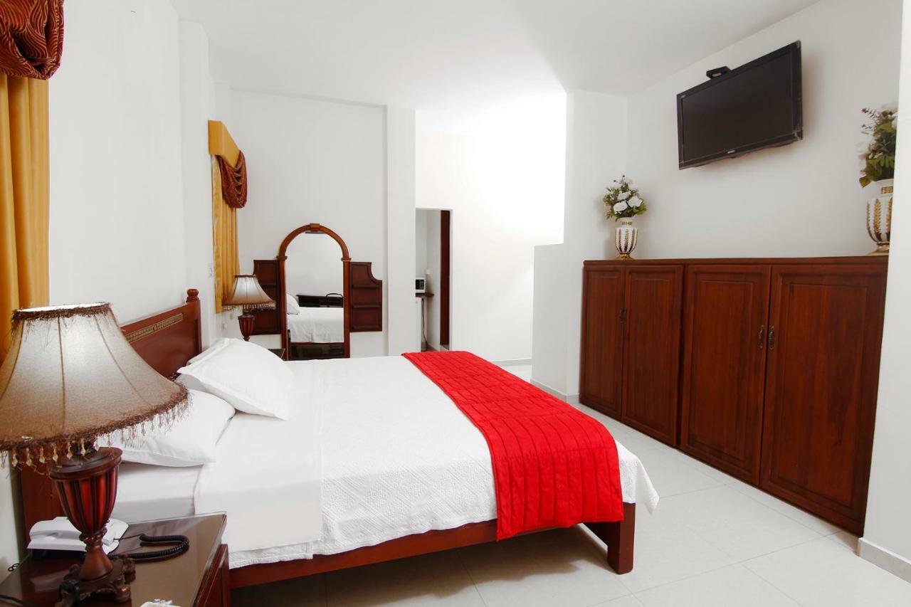 Hotel Versailles Internacional Гуаякуил Екстериор снимка