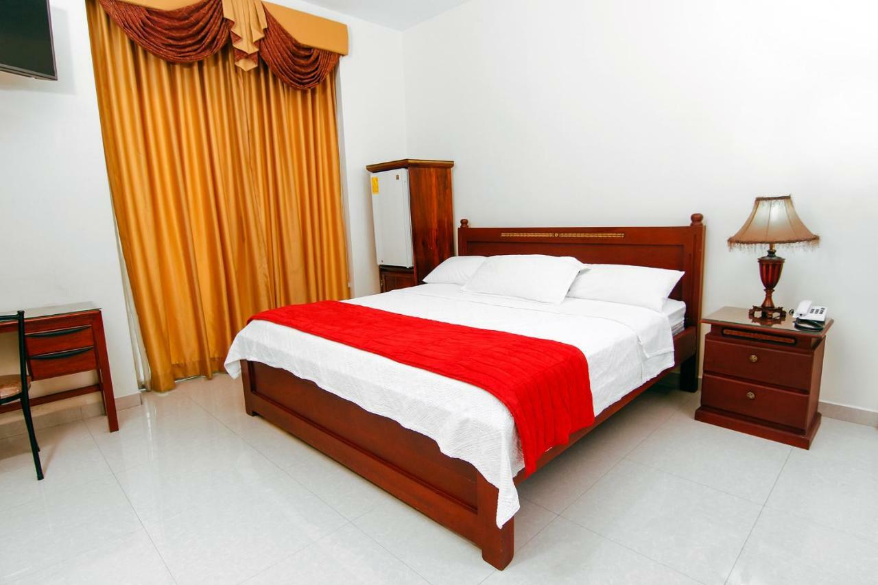 Hotel Versailles Internacional Гуаякуил Екстериор снимка